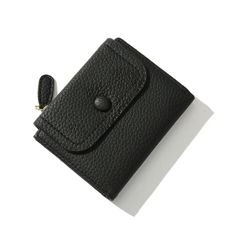Portafoglio nero in pelle con chiusura a bottone e cerniera, design elegante e compatto, accessorio moda uomo e donna, ideale per carte e contanti.