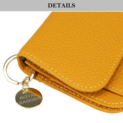 Portafoglio in pelle gialla con texture, cuciture a vista e ciondolo dorato con anello portachiavi. Accessorio moda elegante e funzionale.