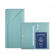 Custodia passaporto in pelle verde acqua, elegante e funzionale, con scomparti per documenti di viaggio. Accessorio ideale per viaggiatori.