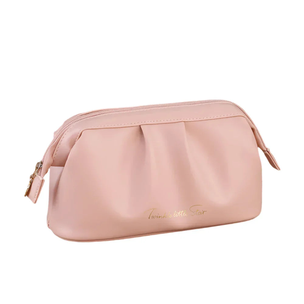 Astuccio cosmetico rosa in pelle sintetica con cerniera dorata, design elegante e scritta "Twinkle Little Star", ideale per trucco e accessori.