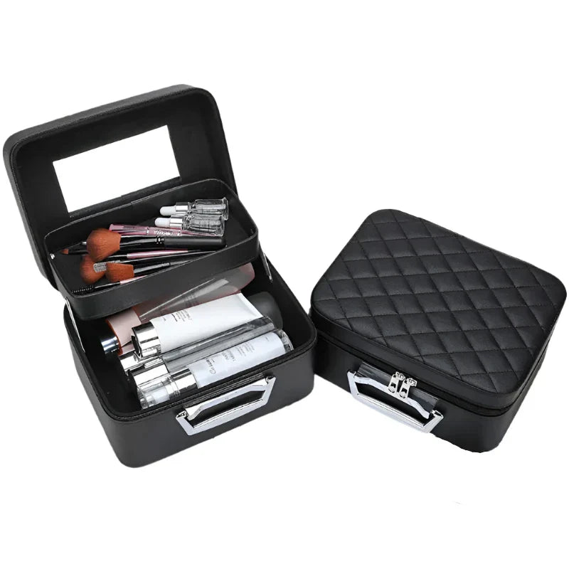 Astuccio cosmetico nero trapuntato aperto, con pennelli trucco e prodotti skincare. Elegante organizer da viaggio per cosmetici e accessori beauty.