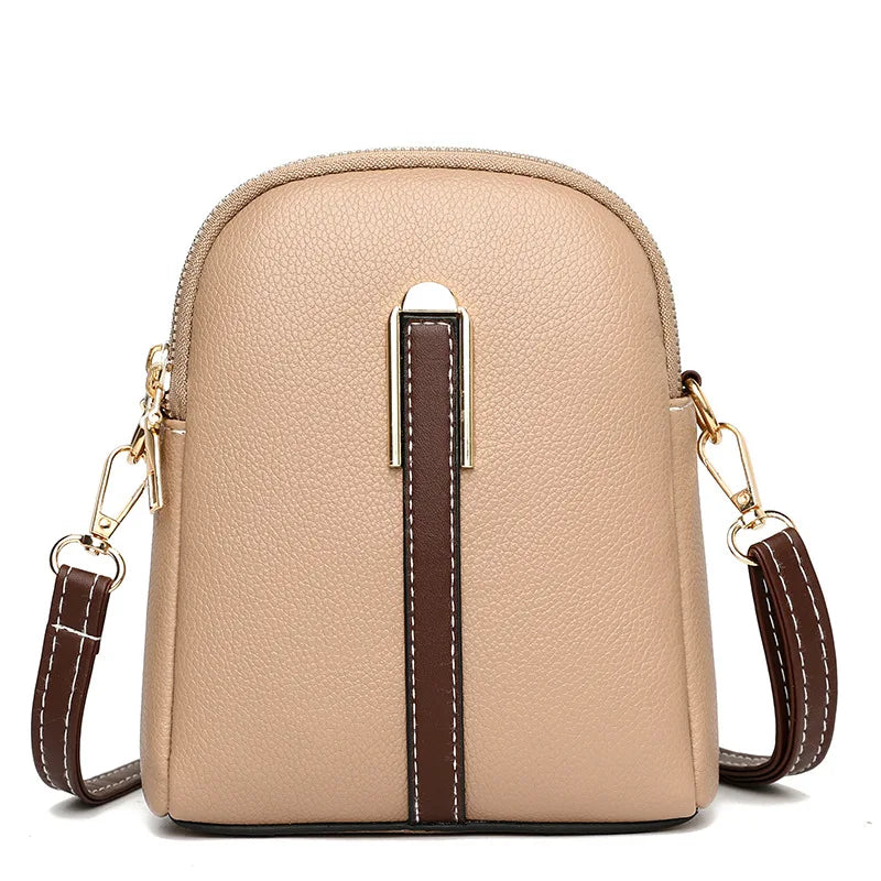 Borsa a tracolla in pelle beige con dettagli marroni, chiusura dorata e tracolla regolabile. Elegante accessorio moda donna.