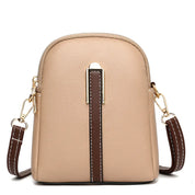 Borsa a tracolla in pelle beige con dettagli marroni, chiusura dorata e tracolla regolabile. Elegante accessorio moda donna.