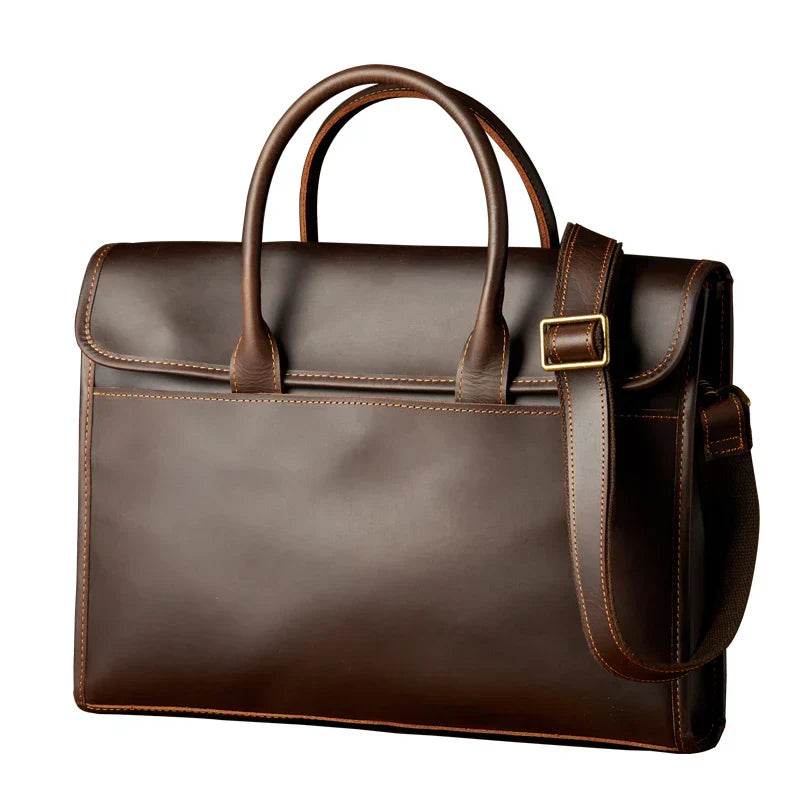 Elegante borsa ventiquattrore in pelle marrone con manici e tracolla regolabile, ideale per lavoro e ufficio. Design classico e raffinato.