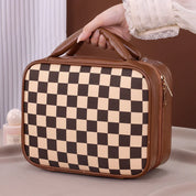 Borsa a mano marrone con motivo a scacchi, chiusura a zip dorata, design elegante e moderno, ideale per moda e accessori femminili.