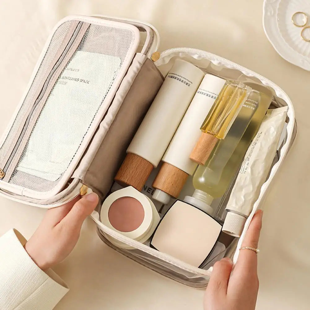 Borsa da toilette beige aperta con prodotti cosmetici: flaconi, crema, profumo. Organizzatore da viaggio elegante e funzionale per cosmetici.