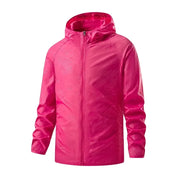 Giacca a vento rosa con cappuccio, chiusura a zip, maniche lunghe, tessuto impermeabile. Ideale per attività outdoor e sport.