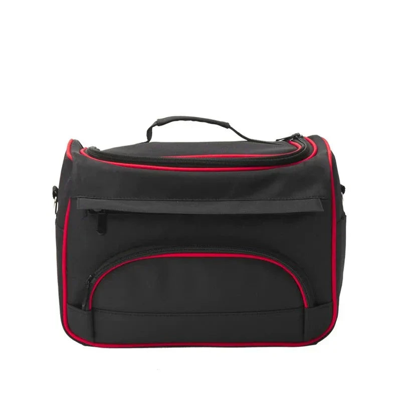 Borsa da viaggio nera con dettagli rossi, manico superiore e tasche con cerniera. Ideale per viaggi, sport e uso quotidiano.