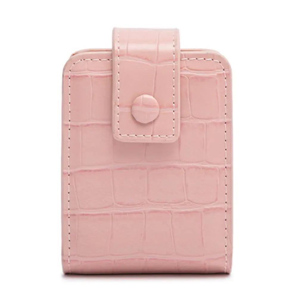 Portafoglio donna rosa in pelle sintetica con stampa coccodrillo, chiusura a bottone. Elegante accessorio moda, compatto e funzionale.