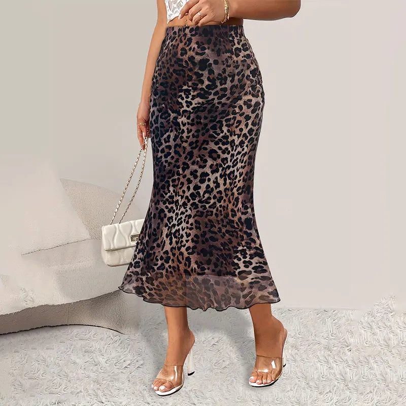 Gonna lunga leopardata, donna in sandali trasparenti, borsa bianca trapuntata. Moda femminile elegante, abbigliamento casual chic.