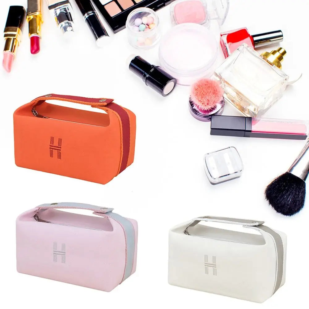 Tre eleganti beauty case in diversi colori con prodotti cosmetici, tra cui rossetti, pennelli e profumo. Accessori trucco essenziali e di tendenza.