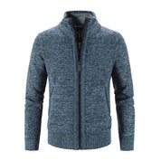 Giacca in maglia blu con zip frontale, collo alto e polsini a coste. Elegante e calda, ideale per l'inverno. Moda uomo, abbigliamento casual.