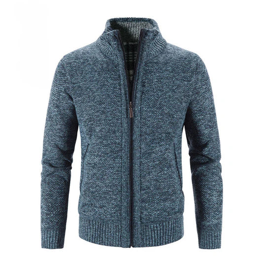 Giacca in maglia blu con zip frontale, collo alto e polsini a coste. Elegante e calda, ideale per l'inverno. Moda uomo, abbigliamento casual.