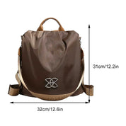 Zaino marrone in nylon impermeabile, dimensioni 32x31 cm, con manico superiore e spallacci regolabili. Design elegante, ideale per viaggi e uso quotidiano.