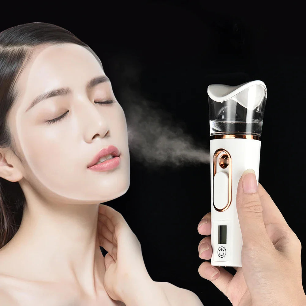 Dispositivo portatile per vaporizzazione viso, nebulizzatore bianco con display digitale, idratazione pelle, cura del viso, bellezza, skincare.