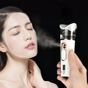 Dispositivo portatile per vaporizzazione viso, nebulizzatore bianco con display digitale, idratazione pelle, cura del viso, bellezza, skincare.