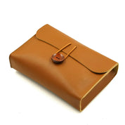 Borsa a tracolla in pelle marrone chiaro con chiusura a bottone, design elegante e minimalista, accessorio moda donna, ideale per ogni occasione.