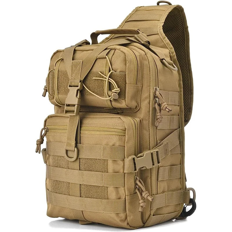 Zaino tattico militare beige, multifunzionale, con tasche multiple e sistema MOLLE, ideale per escursioni, campeggio e attività outdoor.