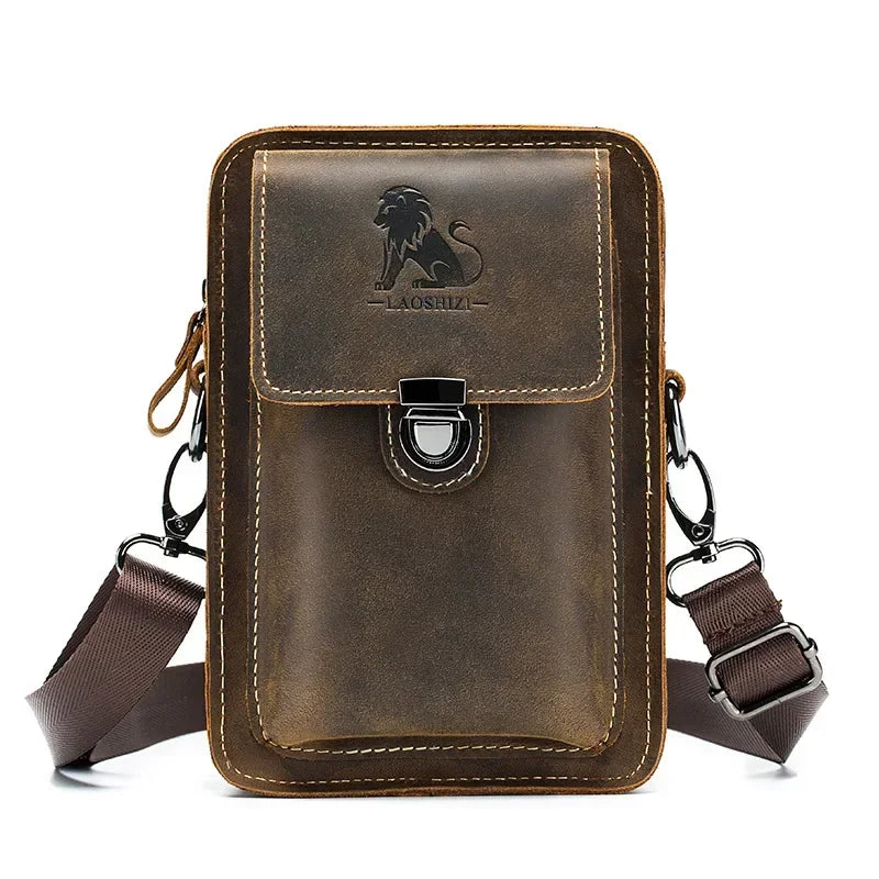 Borsa a tracolla in pelle marrone vintage con logo leone, chiusura a fibbia, tasca frontale e tracolla regolabile. Accessorio moda uomo elegante.