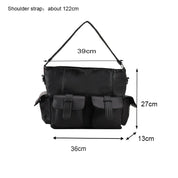 Borsa a tracolla nera in pelle sintetica, dimensioni 39x27x13 cm, con tasche frontali e tracolla regolabile di circa 122 cm.