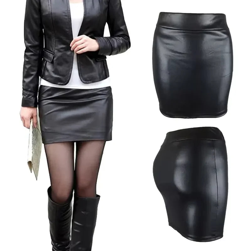 Gonna mini in pelle nera, design aderente, abbinata a giacca elegante. Moda donna, abbigliamento trendy, look autunnale.