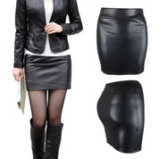 Gonna mini in pelle nera, design aderente, abbinata a giacca elegante. Moda donna, abbigliamento trendy, look autunnale.