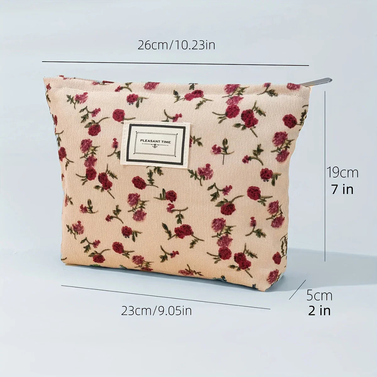 Astuccio cosmetico floreale beige, dimensioni 26x19x5 cm, con cerniera. Design elegante, ideale per trucco e accessori da viaggio.