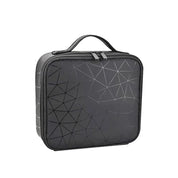 Custodia rigida nera con motivo geometrico, manico superiore e doppia cerniera. Ideale per trasporto sicuro di dispositivi elettronici.