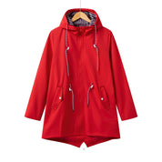 Giacca impermeabile rossa con cappuccio, cordini regolabili, tasche frontali e fodera a righe. Perfetta per la moda autunnale e invernale.