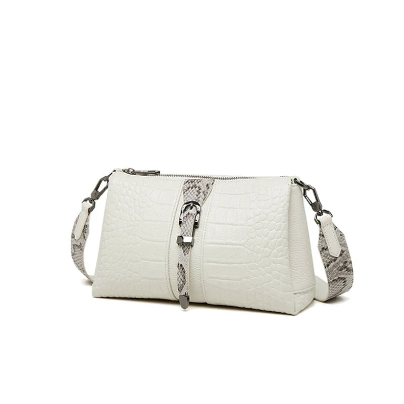 Borsa a tracolla bianca in pelle con texture coccodrillo, dettagli in pelle di serpente, chiusura con fibbia e cerniera, elegante e moderna.