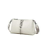 Borsa a tracolla bianca in pelle con texture coccodrillo, dettagli in pelle di serpente, chiusura con fibbia e cerniera, elegante e moderna.