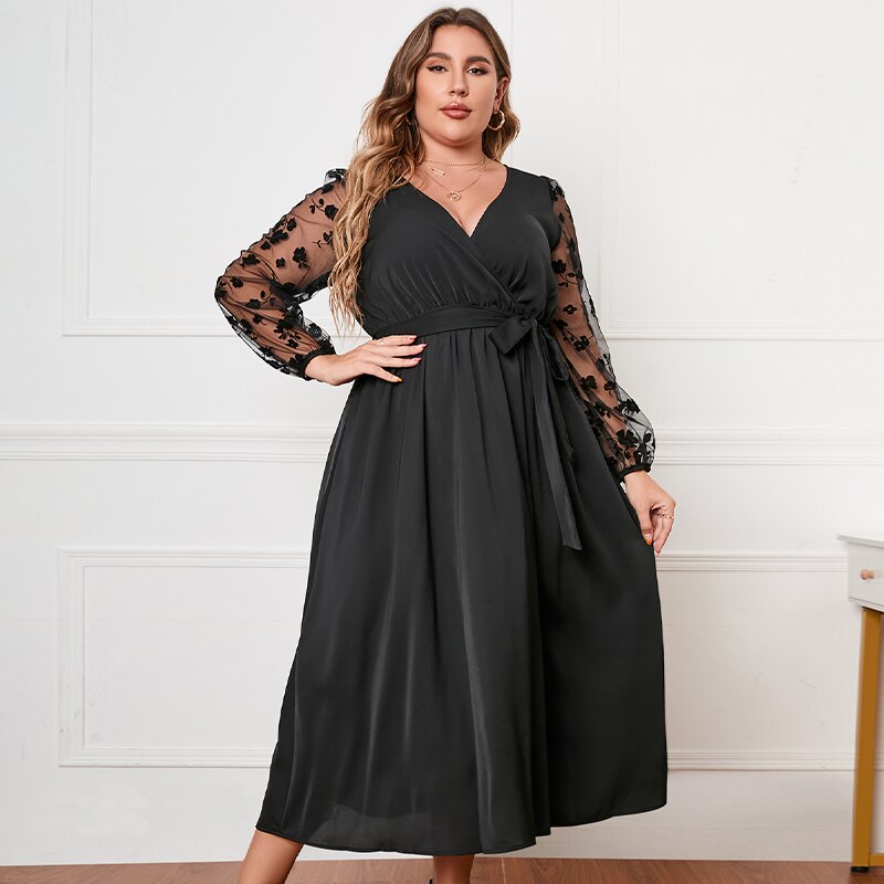Abito nero elegante taglie forti, maniche lunghe trasparenti con ricami floreali, scollo a V, cintura in vita, moda donna, abbigliamento da sera.
