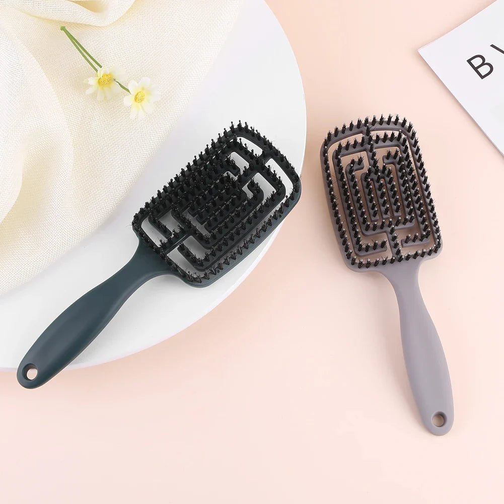 Spazzole per capelli in plastica nera e grigia su sfondo rosa, design rettangolare con setole morbide. Accessori per cura dei capelli, styling.