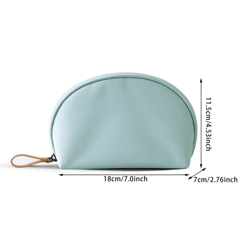 Astuccio cosmetico verde menta, dimensioni 18x7x11,5 cm, con cerniera e manico in pelle. Ideale per trucco, viaggio, organizzazione accessori.