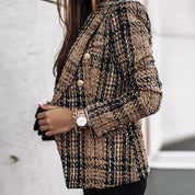 Giacca tweed donna elegante, doppio petto, bottoni dorati, stile classico, moda autunno inverno, abbigliamento femminile chic.