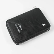 Portafoglio nero in pelle con cerniera, logo bianco, design elegante e compatto, accessorio moda uomo e donna, ideale per carte e contanti.