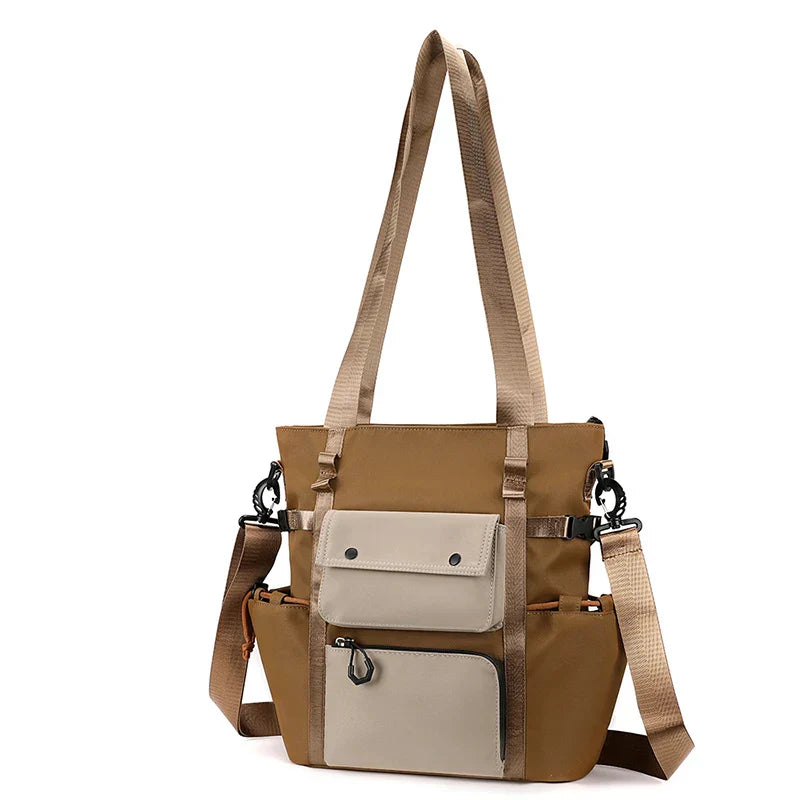 Borsa a tracolla unisex marrone e beige, design multi-tasca, materiale resistente, ideale per viaggi e uso quotidiano. Accessorio moda versatile.