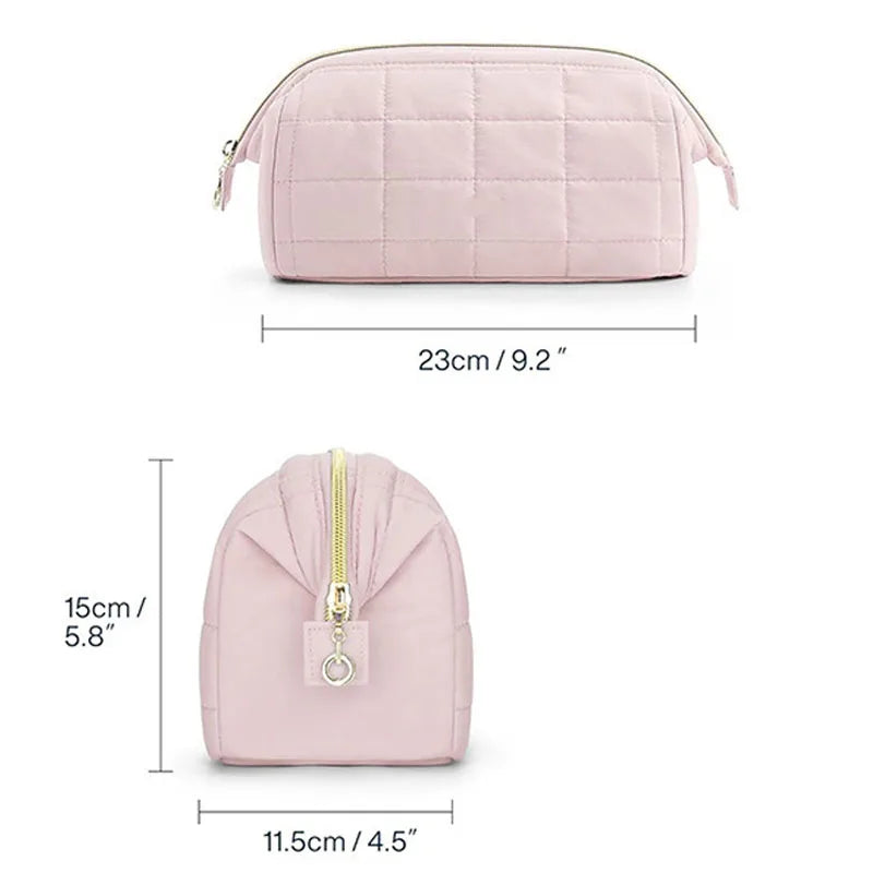 Astuccio cosmetico rosa trapuntato, dimensioni 23x11,5x15 cm, con cerniera dorata. Ideale per trucco e accessori da viaggio.