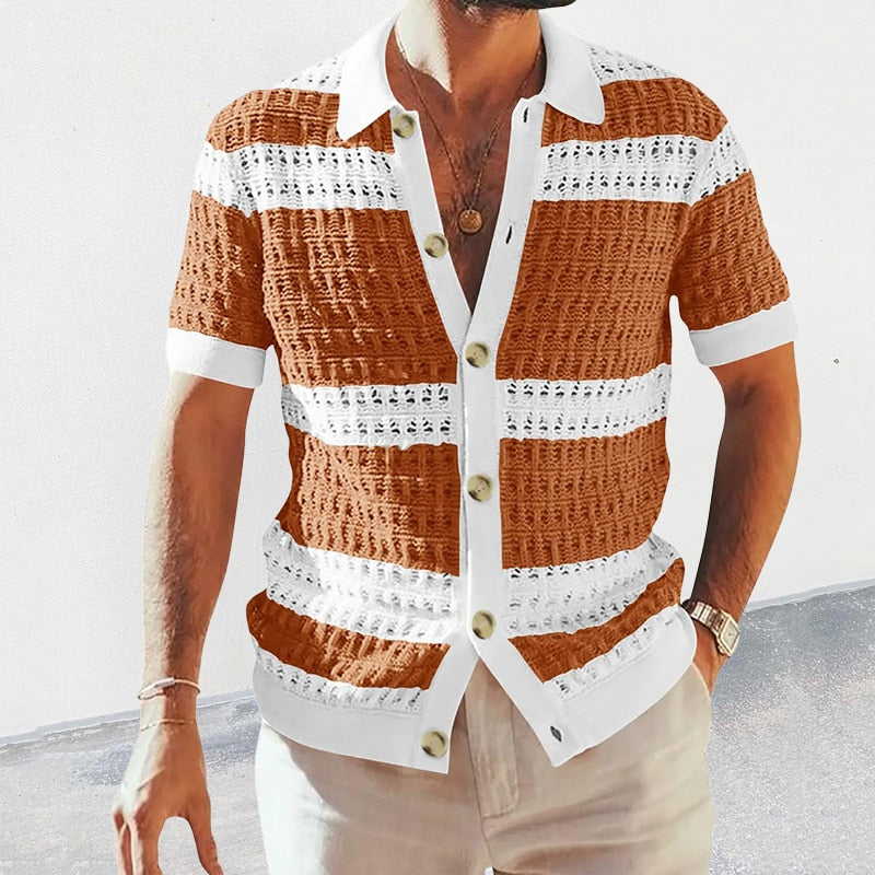 Camicia uomo estiva a righe marroni e bianche, maniche corte, bottoni grandi, stile casual, tessuto leggero, ideale per moda estiva.
