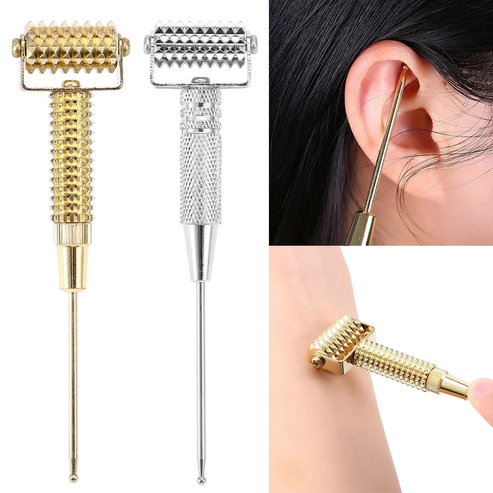Rullo massaggio auricolare e corpo in metallo dorato e argentato, stimolatore per agopressione, strumento benessere, dettaglio utilizzo su orecchio.