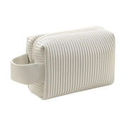 Astuccio da viaggio bianco con texture a righe, manico laterale. Design moderno, ideale per cosmetici e accessori. Accessorio elegante e funzionale.