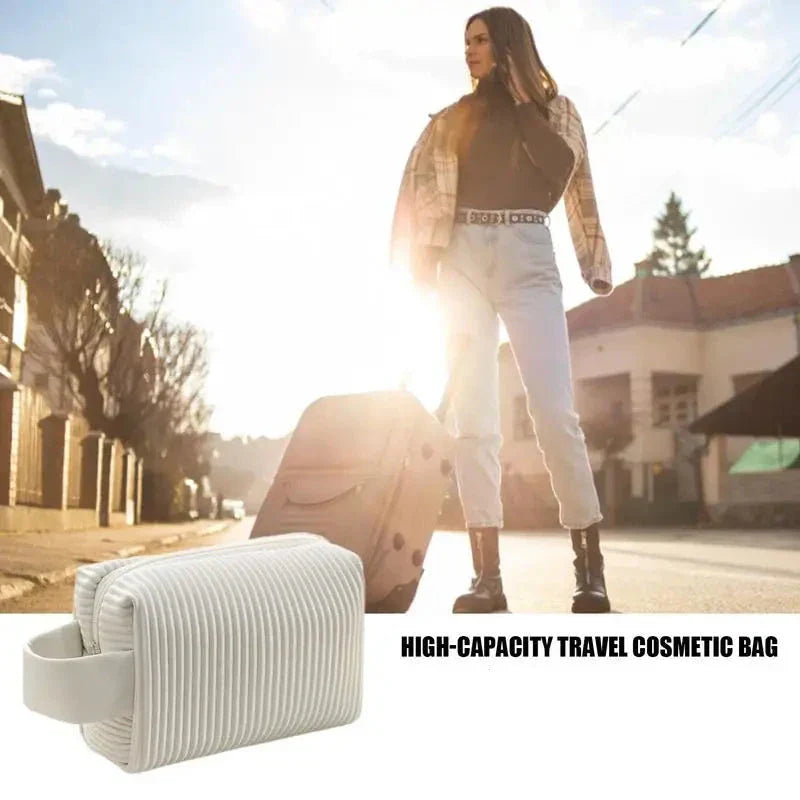 Borsa cosmetica da viaggio ad alta capacità, bianca, con design a righe. Ideale per organizzare trucchi e accessori. Perfetta per viaggiatori.