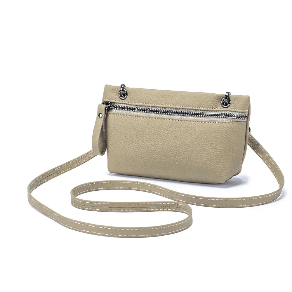 Borsa a tracolla beige in pelle con cerniera, design elegante e minimalista, perfetta per moda donna, accessorio versatile e chic.