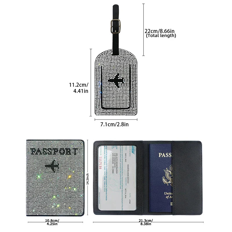 Porta passaporto e targhetta bagaglio in pelle nera con decorazioni a stella, dimensioni dettagliate, ideale per viaggi, accessori eleganti e funzionali.