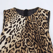 Abito senza maniche con stampa leopardata, chiusura a zip posteriore. Moda donna, tessuto animalier, elegante e trendy.