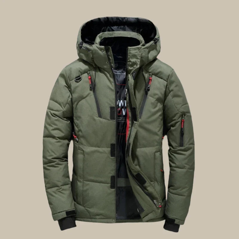 Giacca invernale verde con cappuccio, imbottitura calda, chiusura a zip, tasche multiple, design sportivo. Ideale per attività all'aperto.