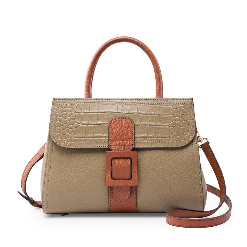 Borsa a mano in pelle beige con motivo coccodrillo, dettagli marroni, tracolla regolabile e chiusura a fibbia. Elegante e versatile per ogni occasione.
