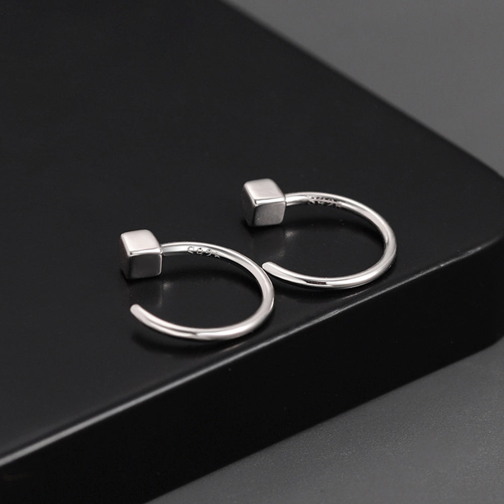 Orecchini a cerchio in argento minimalista con design a cubo, eleganti e moderni, ideali per moda donna, accessori gioielli di tendenza.