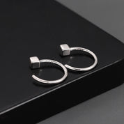 Orecchini a cerchio in argento minimalista con design a cubo, eleganti e moderni, ideali per moda donna, accessori gioielli di tendenza.