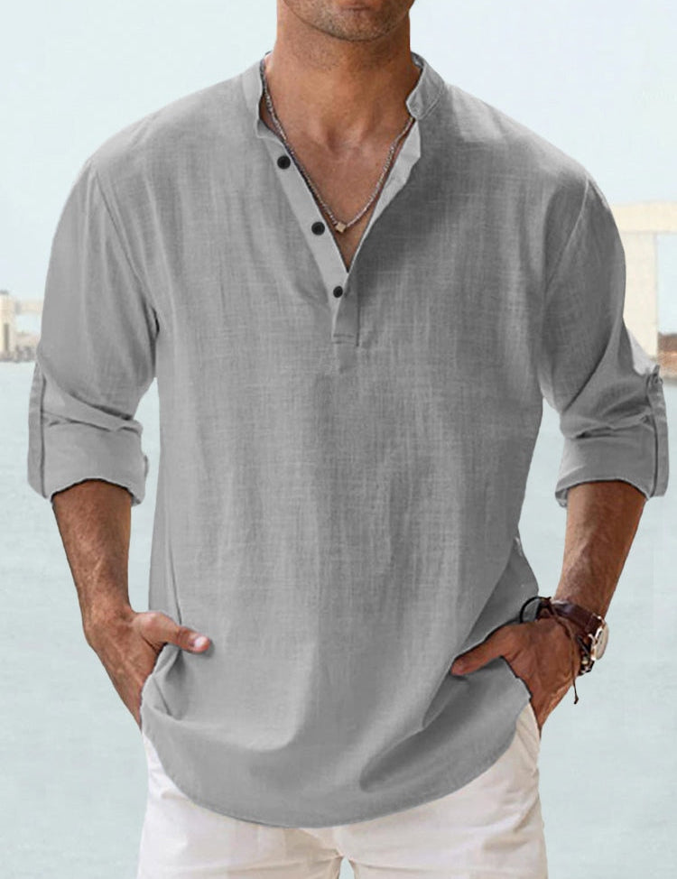 Camicia uomo lino grigia, maniche lunghe arrotolate, colletto alla coreana, abbottonatura parziale, stile casual estivo.